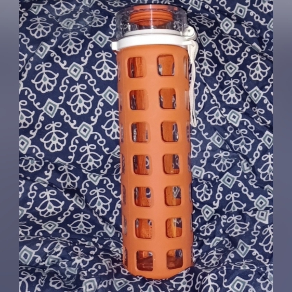 ELLOS coral orange 20 oz glass water bottle with sleeve/hand strap (091224A)
